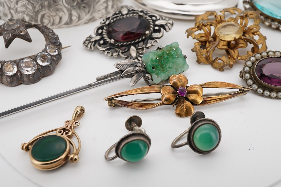 A small collection of assorted costume jewellery, including a paste set crescent brooch and a spinning fob seal, together with a George V silver oval pill box, Adie & Lovekin, Birmingham, 1915, 52mm, with engraved monogr